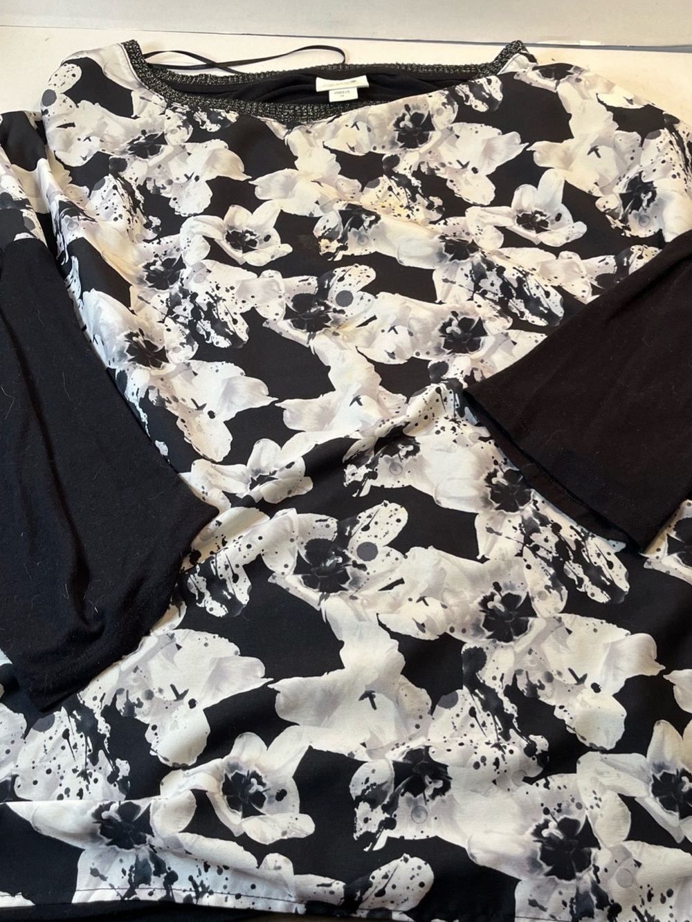 Jaclyn Smith Black and White Floral Long Sleeve Tee